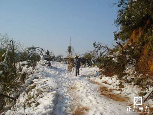 2008年冰灾公司施工队在邵武抗灾保电施工现场